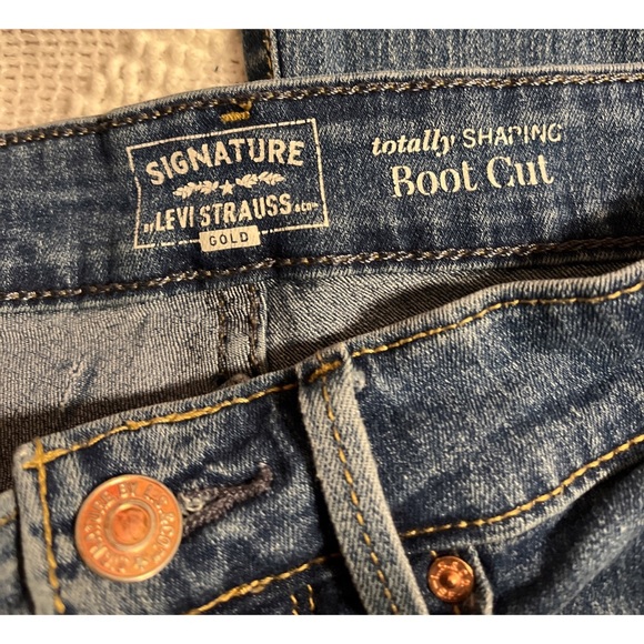 Levi Strauss & Co. Gold Label Women's Totally Shaping Bootcut Jeans. Size: 2S - Picture 9 of 11